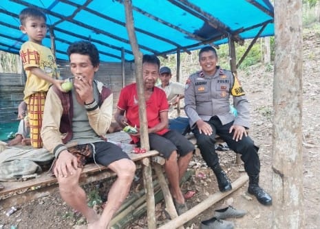 Bhabinkamtibmas Nagari Lubuk gadang sambang ke lokasi ketahanan pangan memanfaatkan lahan kosong 