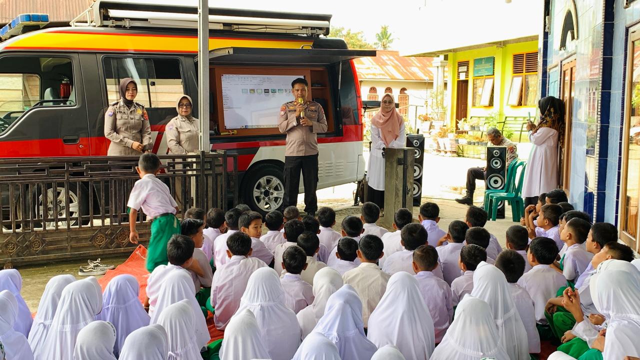 Kasat Binmas AKP TIRTO EDHI P, S.H.  Polres Pasaman Dan Jajaran  Penyuluhan di MIS Sukaramai  