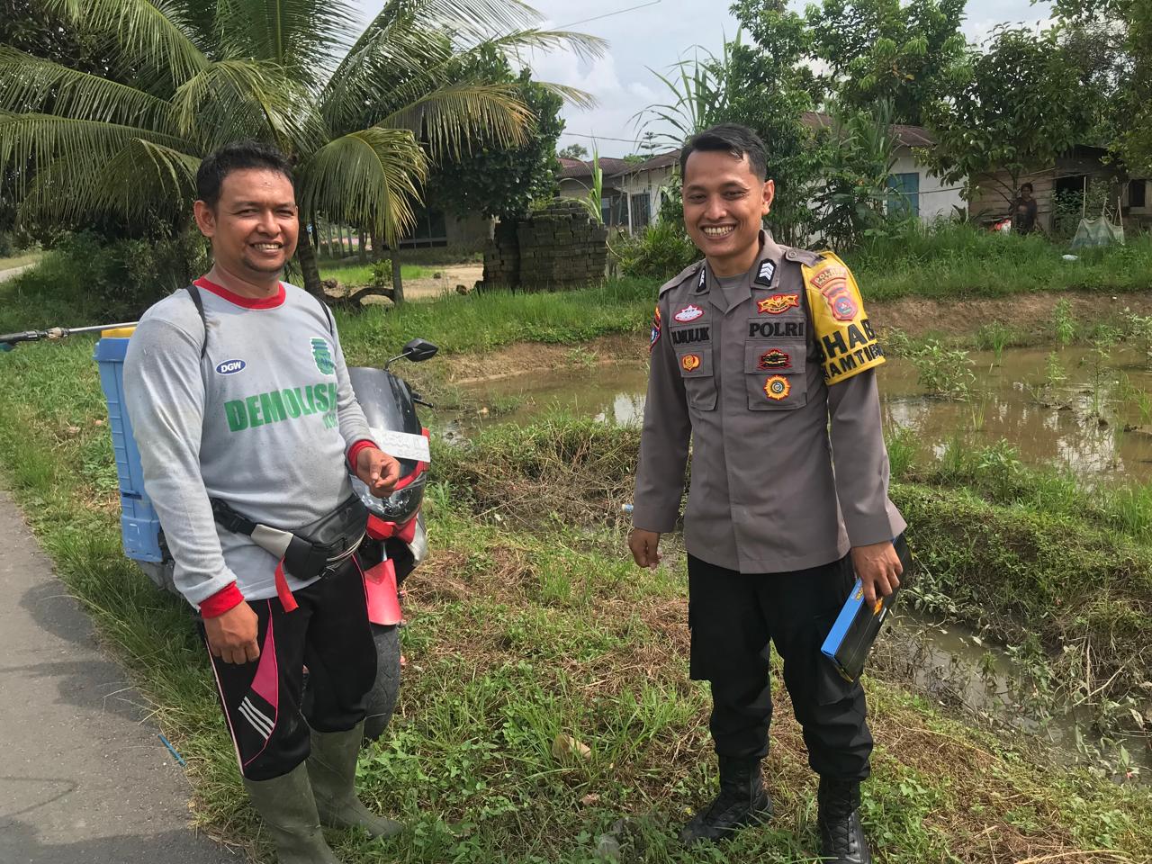 Bhabinkamtibmas  BRIGPOL MULYADI MULUK, S.H  Kontrol Lahan Padi Sdr. EGI di Katimahar
