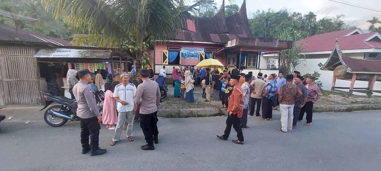  Kanit Binkamsa Sat Binmas Polres Pasaman Pengamanan Kegiatan Tradisi Balimau di Rumah Gadang Lubuak Mutiara Jambak 