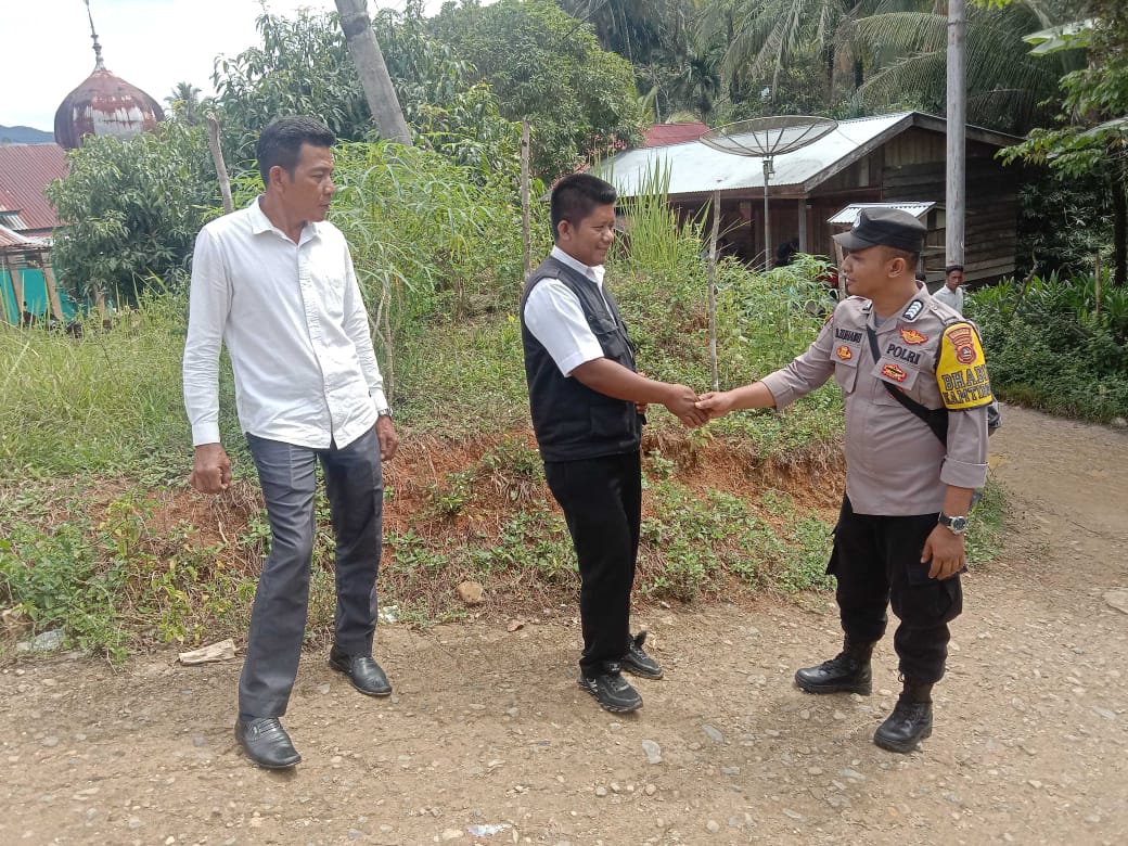 Bhabinkamtibmas Nagari Muara Tais sambang ke lokasi ketahanan pangan memanfaatkan lahan kosong