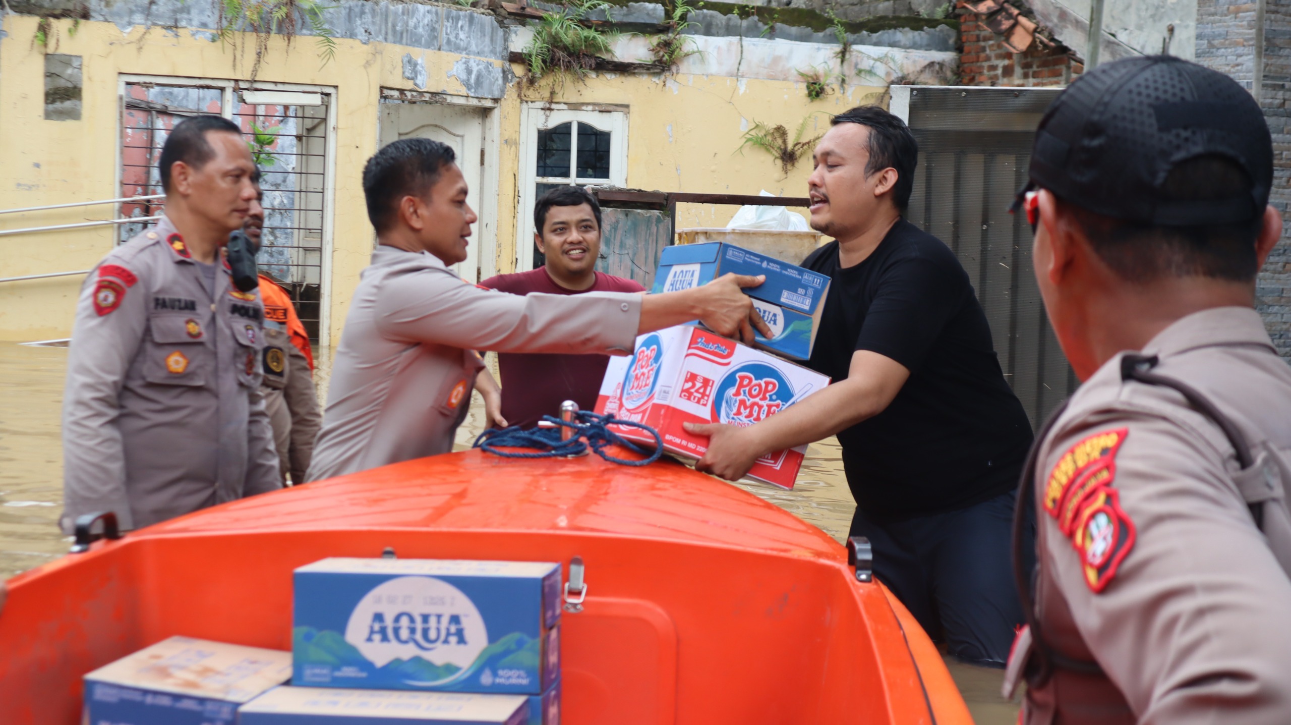 *Polri salurkan bantuan dan evakuasi warga terdampak banjir di Bekasi dan Depok*