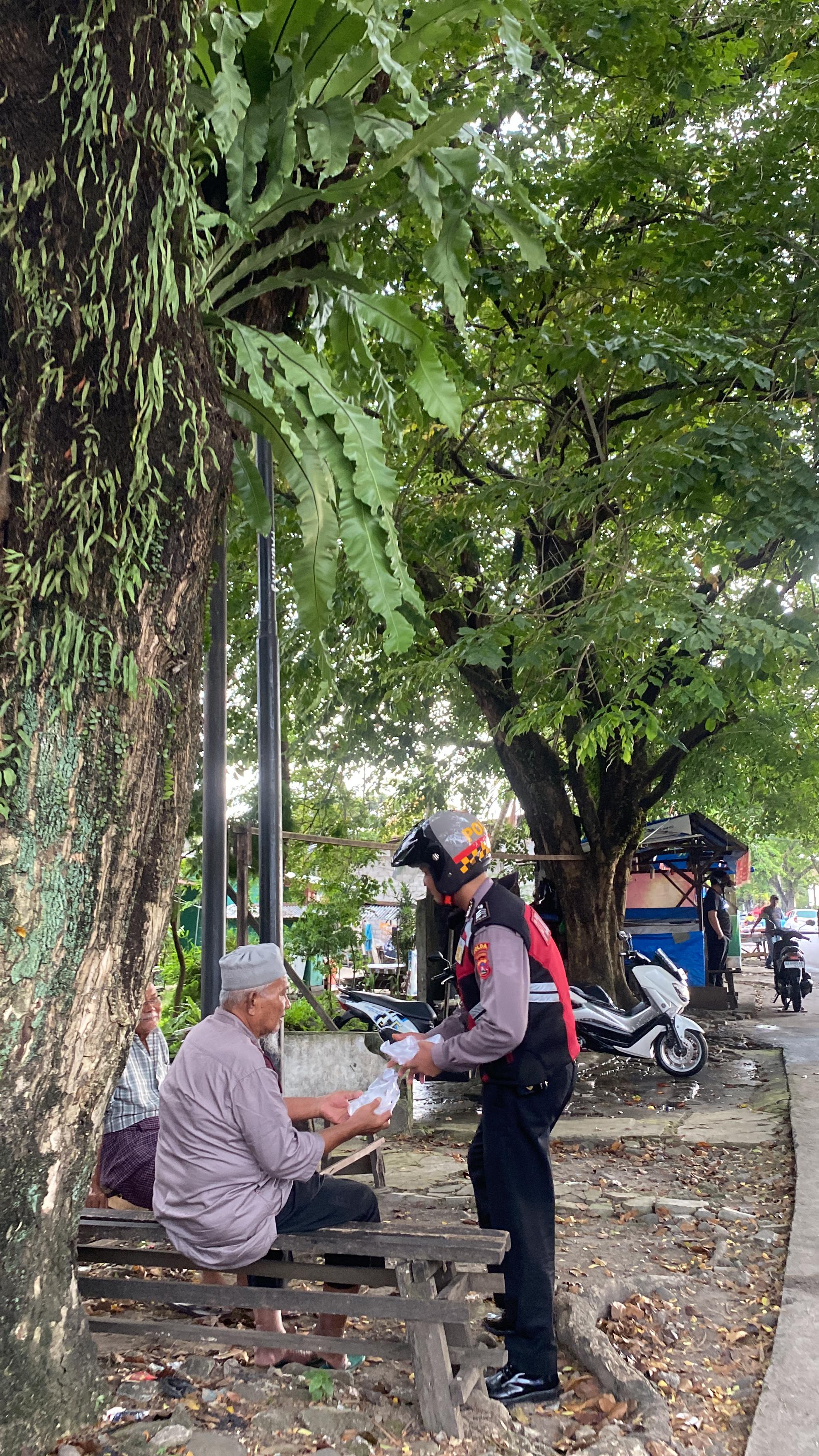 Berikan Kenyamanan Bagi Masyarakat yang sedang Puasa, Ditsamapta Polda Sumbar Laksanakan Pam Gatur Lalin dan Pembagian Takjil kepada Masyarakat