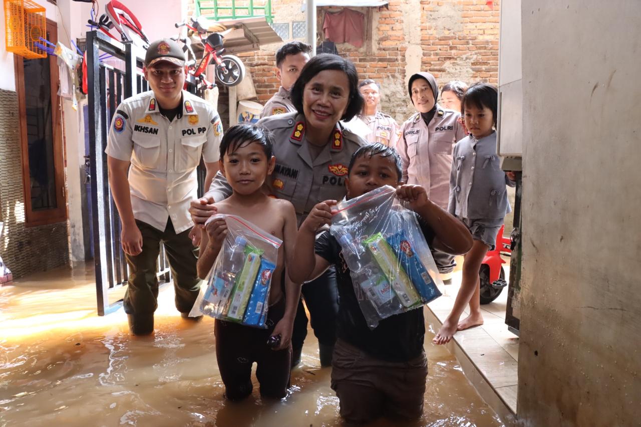 Polwan Bantu Warga Terdampak Banjir di Kebon Jeruk, Bagikan Sembako dan Layanan Kesehatan