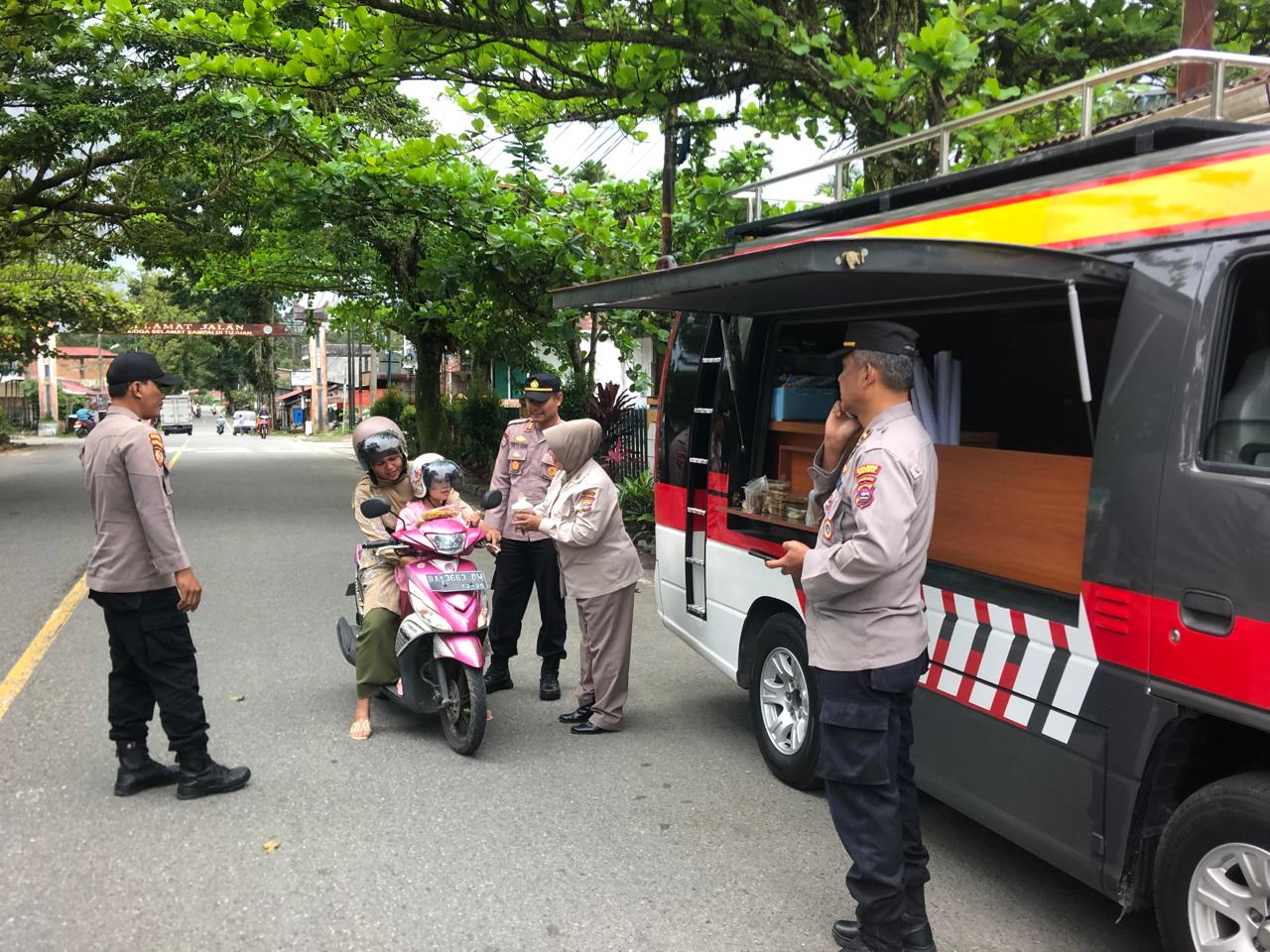Kasat Binmas Polres Pasaman dan Staf Pembagian Takjil kepada Warga) Pengguna Jalan