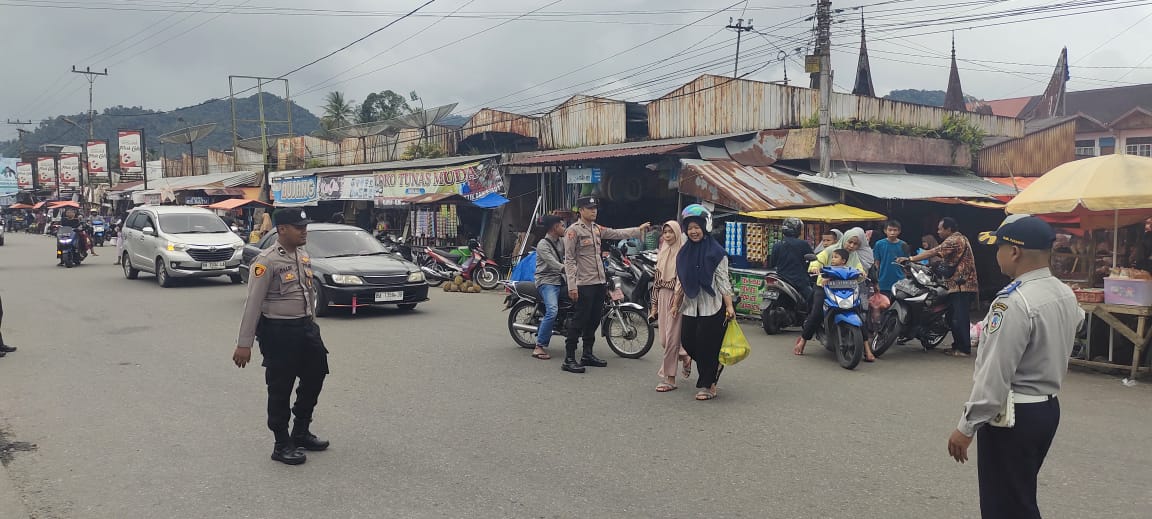 Polres Pasaman Pengamanan Kegiatan Masyarakat di Pasar Pabukoan Pasar Lama Lubuk Sikaping 