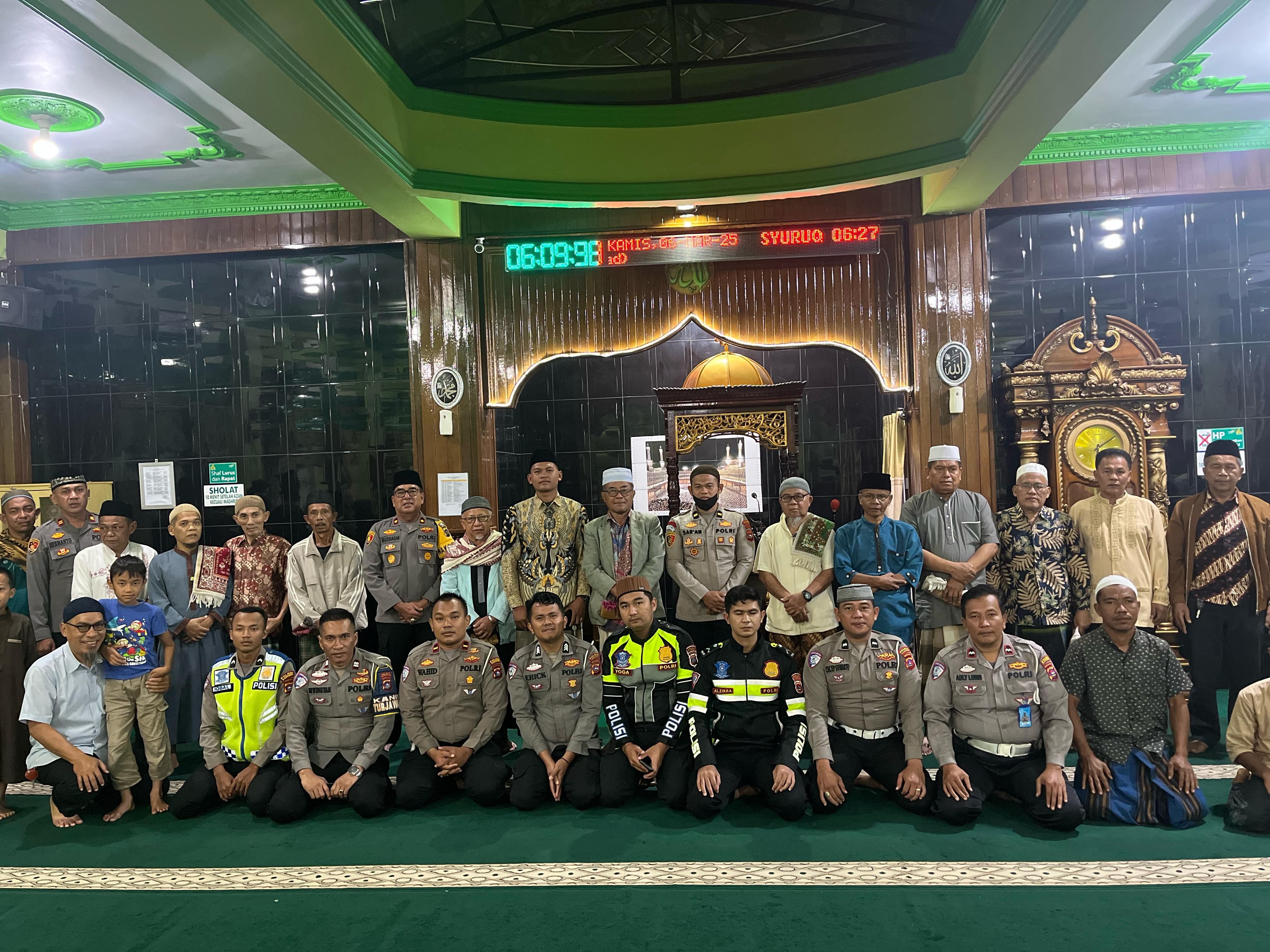 Personel Polres Pasaman melaksanakan giat  Gerakan Sholat Subuh Berjama'ah (GSSB) dengan warga masyarakat sekitar Nagari Pauh