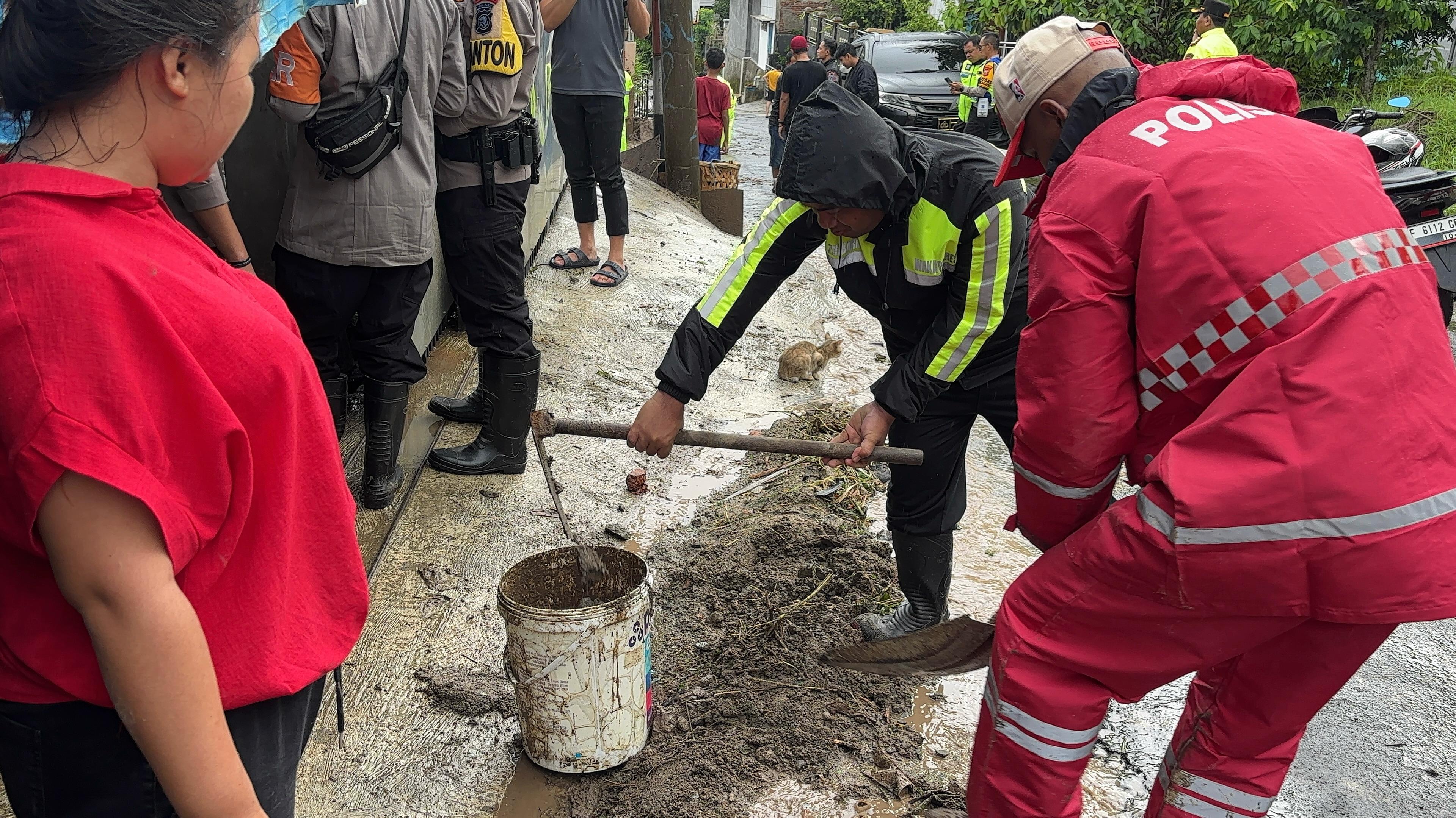 Banjir dan Longsor Terjang Sukabumi, Tim Gabungan Berjibaku Lakukan Evakuasi
