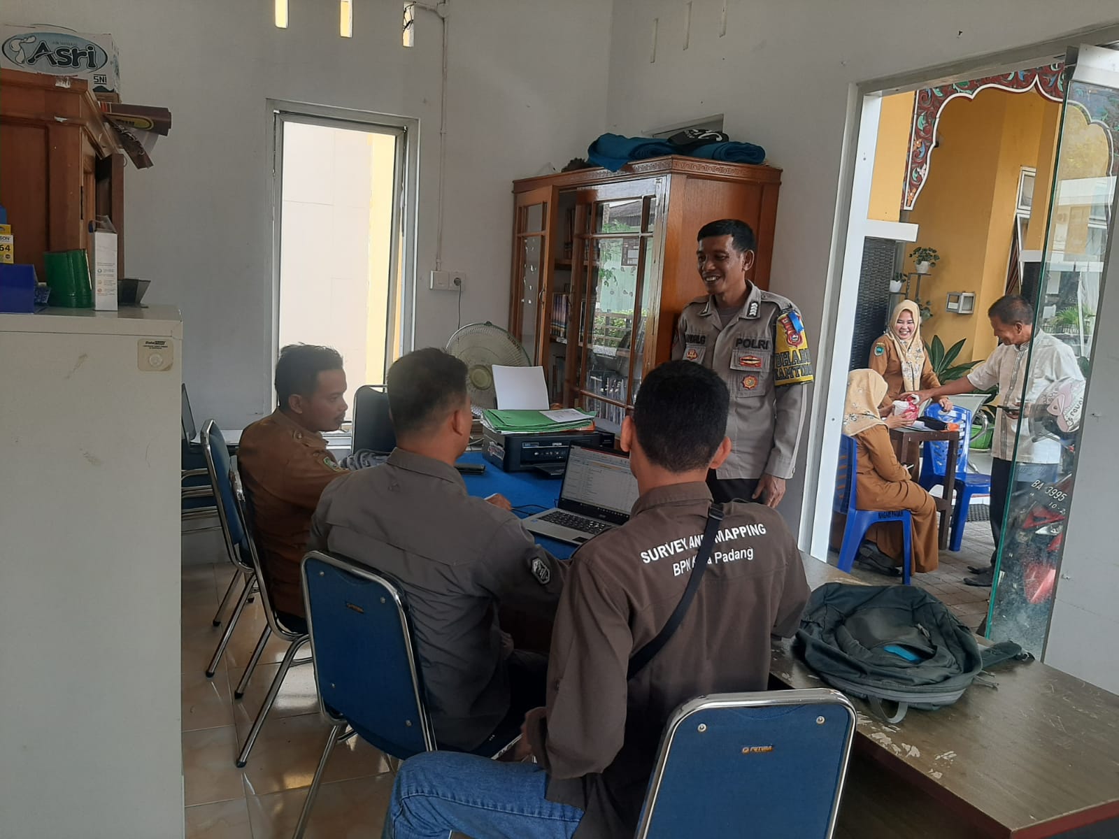 Bhabinkamtibmas Nagari Pauah Sosialisasi kepada  Masyarakat dan petugas Nagari Pauah 