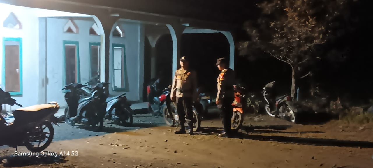 Personil Polsek Tigo Nagari Pengamanan shalat Tarawih agar terciptanya rasa aman bagi masyarakat 