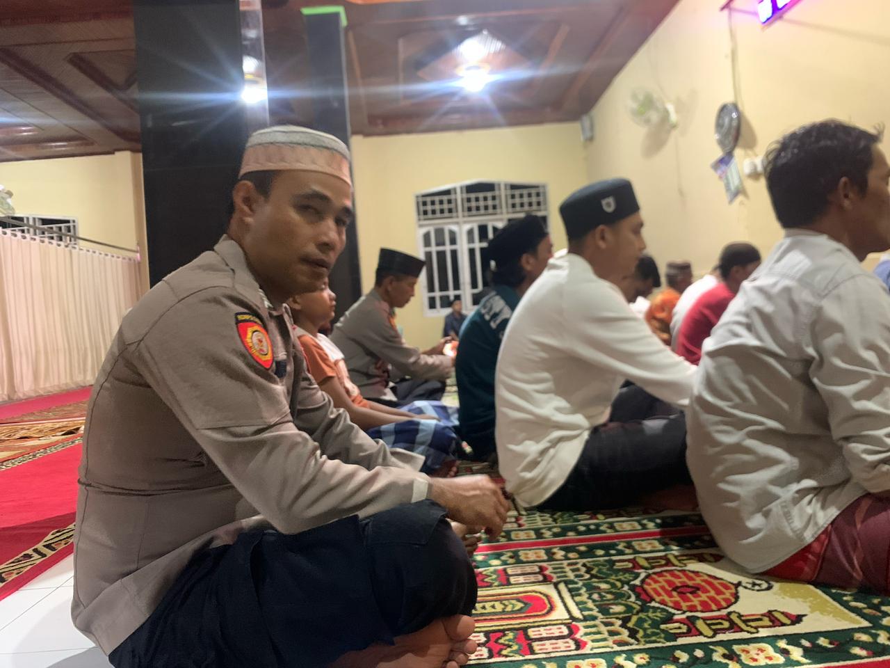Personil Polsek Mapat Tunggul  Pengamanan sholat tarawih di Masjid Nurul Hasanah Pintu Padang