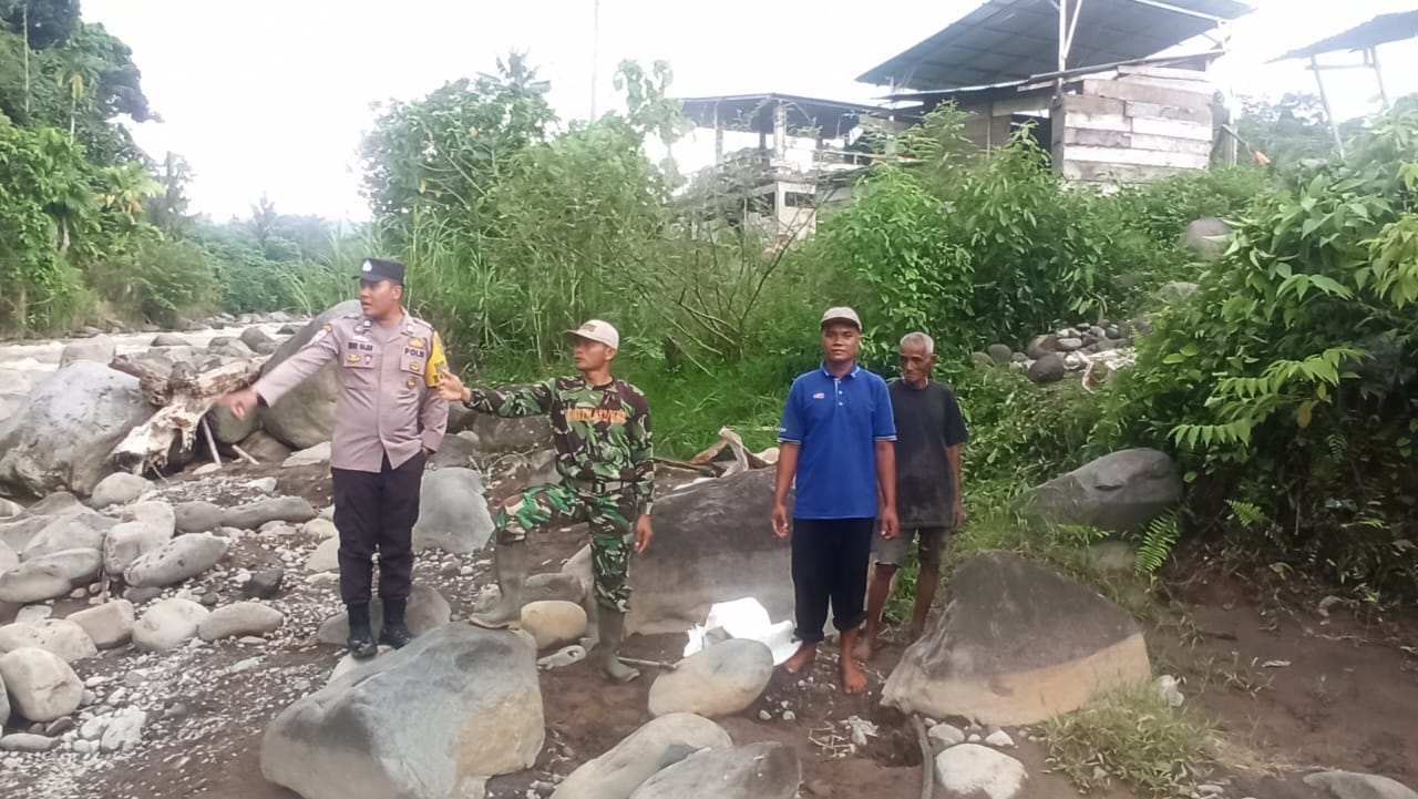 Personel Polsek Tigo Nagari Mendorong masyarakat untuk Produktif dengan cara gemar bertanam