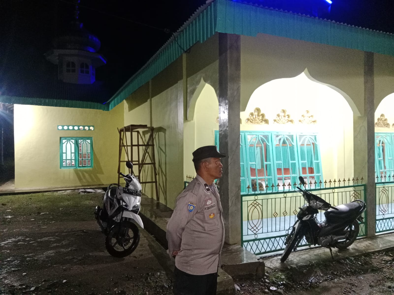 Kegiatan Polsek Pengamanan  Masyarakat yang melaksanakan sholat tarawih menjadi khusuk