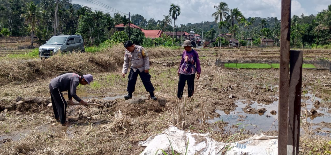 Bhabinkamtibmas Nagari Lansek Kadok Sambang kepada Warga Petani ikan