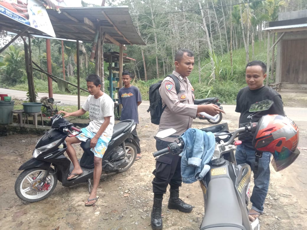 Bhabinkamtibmas Nagari Muara Tais Mengajak masyarakat Nagari Muara Tais untuk memanfaatkan lahan kosong