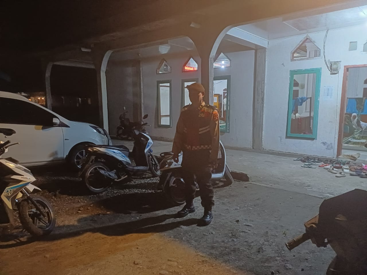 Polsek Tigo Nagari Pengamanan Sholat Tarwih di Mesjid Raya Kecamatan Tigo Nagari
