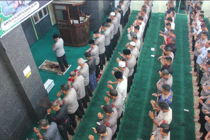 Polda Sumbar Laksanakan Sholat Ghoib Atas Gugurnya Tiga Anggota Polri Dalam Pelaksanaan Tugas di Way Kanan Lampung