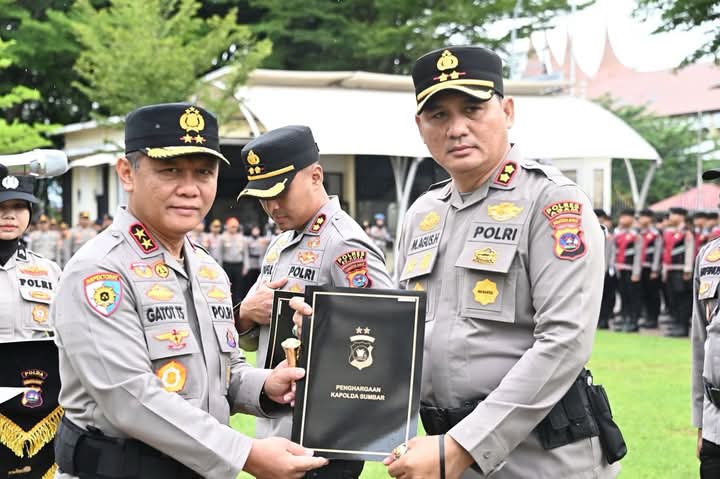 Kapolres Agam Terima Penghargaan atas Dedikasi dalam Gerakan Salat Subuh Berjamaah
