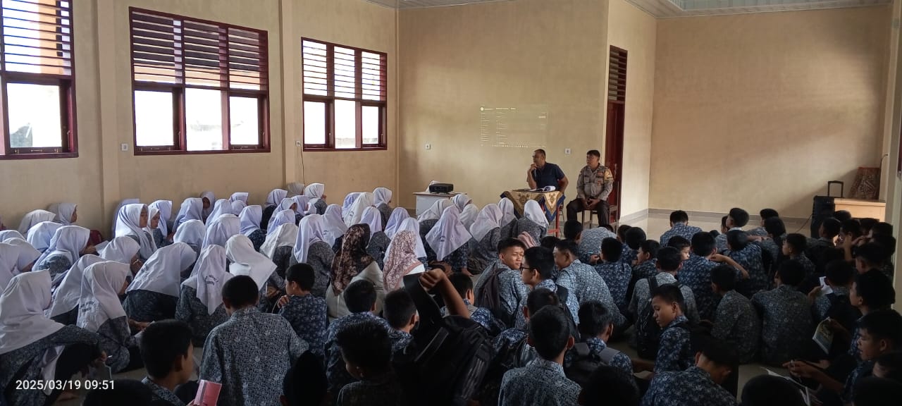 Bhabinkamtibmas  AIPDA YUDHI SAPUTRA memberikan penyuluhan hukum tentang bahaya Narkoba,