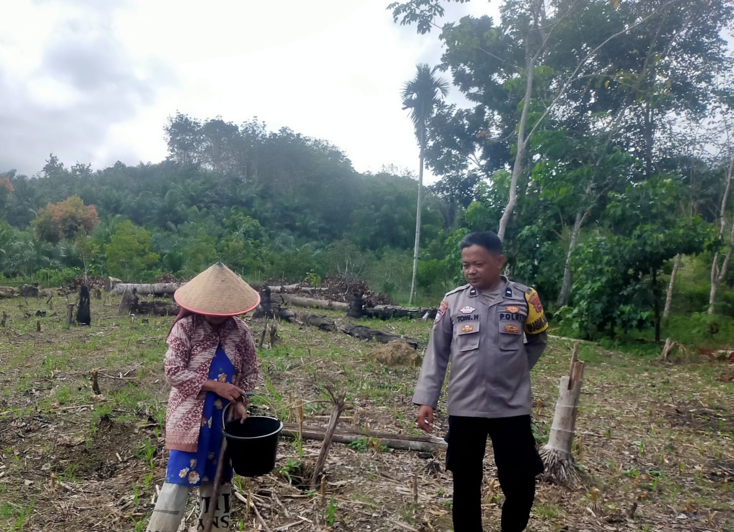 Bhabinkamtibmas Nagari languang Sambang ke Lokasi Ketahanan pangan ( Pekarangan Pangan Bergizi ) 