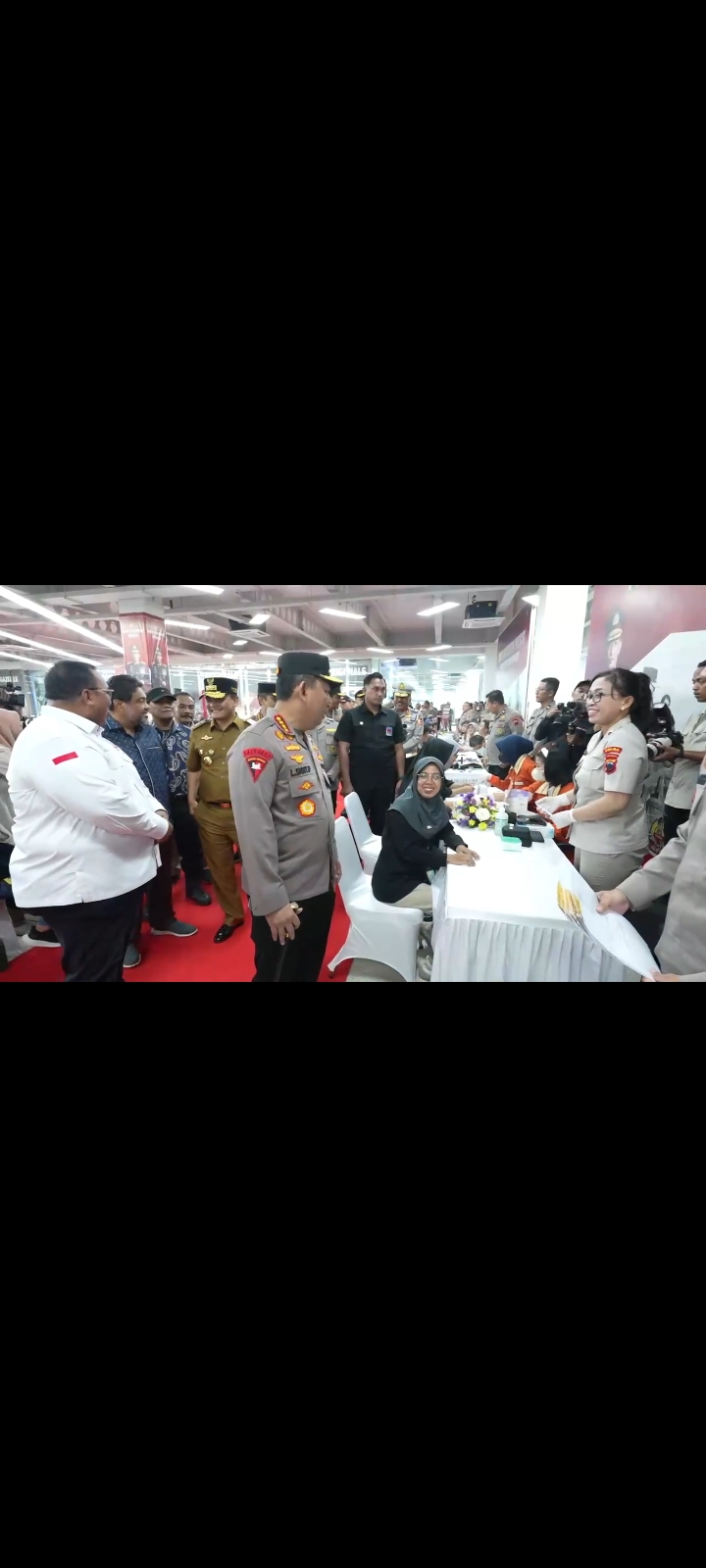 *Kapolri Tinjau Bakti Kesehatan 