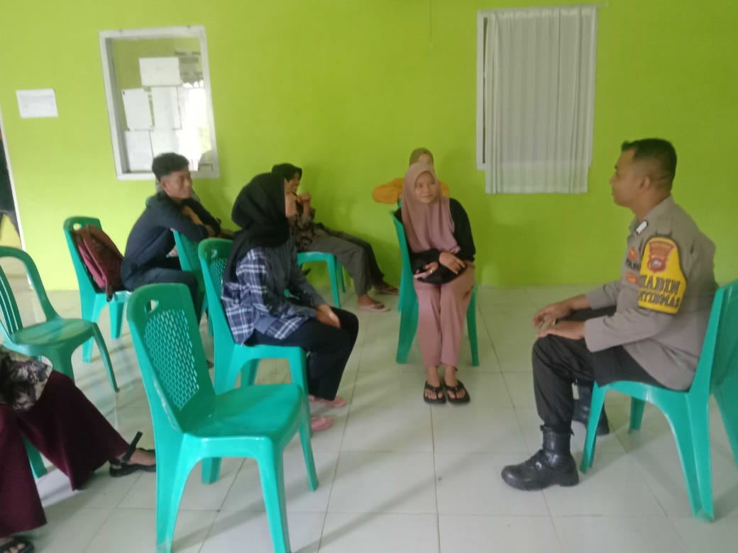 Bhabinkamtibmas Nagari Muara Tais Mengajak Masyarakat untuk memanfaatkan lahan kosong