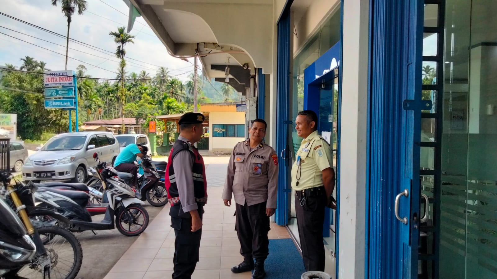 Waka Polsek Bonjol dan Kanit Samapta Memberikan Himbauan kepada Security Bank untuk selalu Waspada 