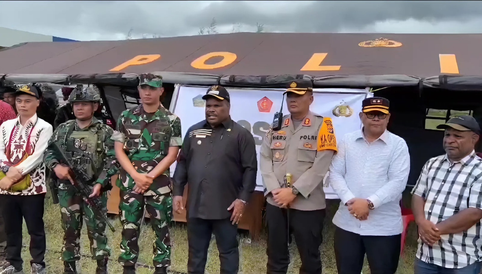 *Bupati Yahukimo Bantah Isu Keterlibatan TNI-Polri Jadi Guru dan Nakes, Juga Siap Mundur Jika Terbukti*