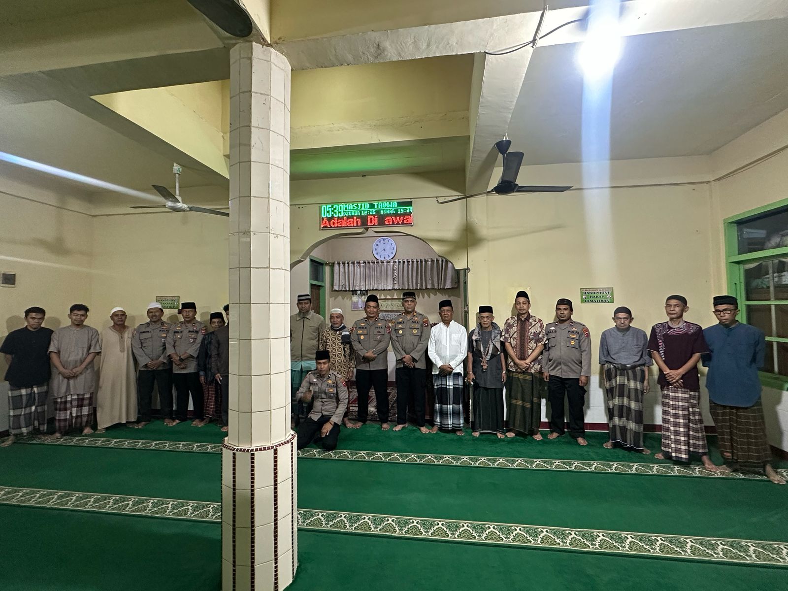 Personel Polres Pasaman. Melaksanakan Gerakan Sholat Subuh Berjama'ah (GSSB)  Di Mesjid Taqwa