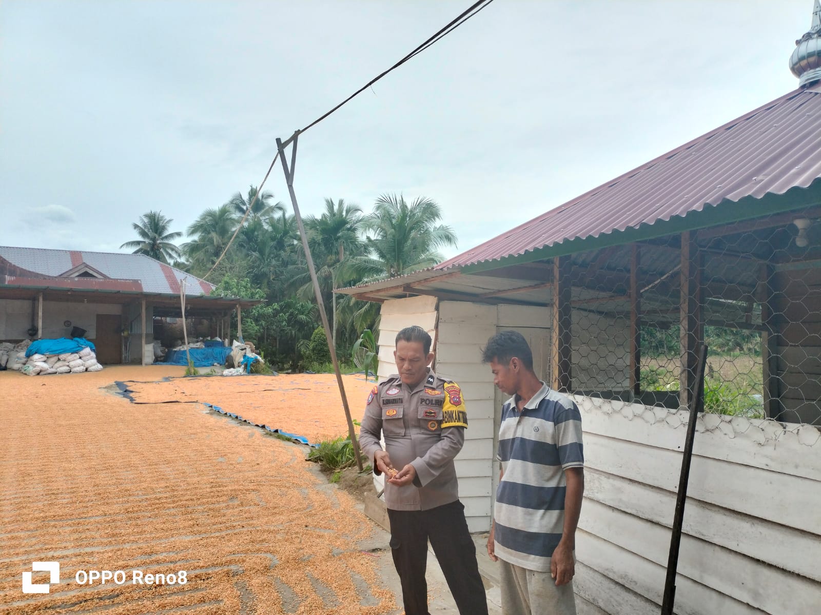 Bhabinkamtibmas Nagari Padang Mantinggi Sosialisasi  Warga agar terus melakukan penanaman di lahan kosong