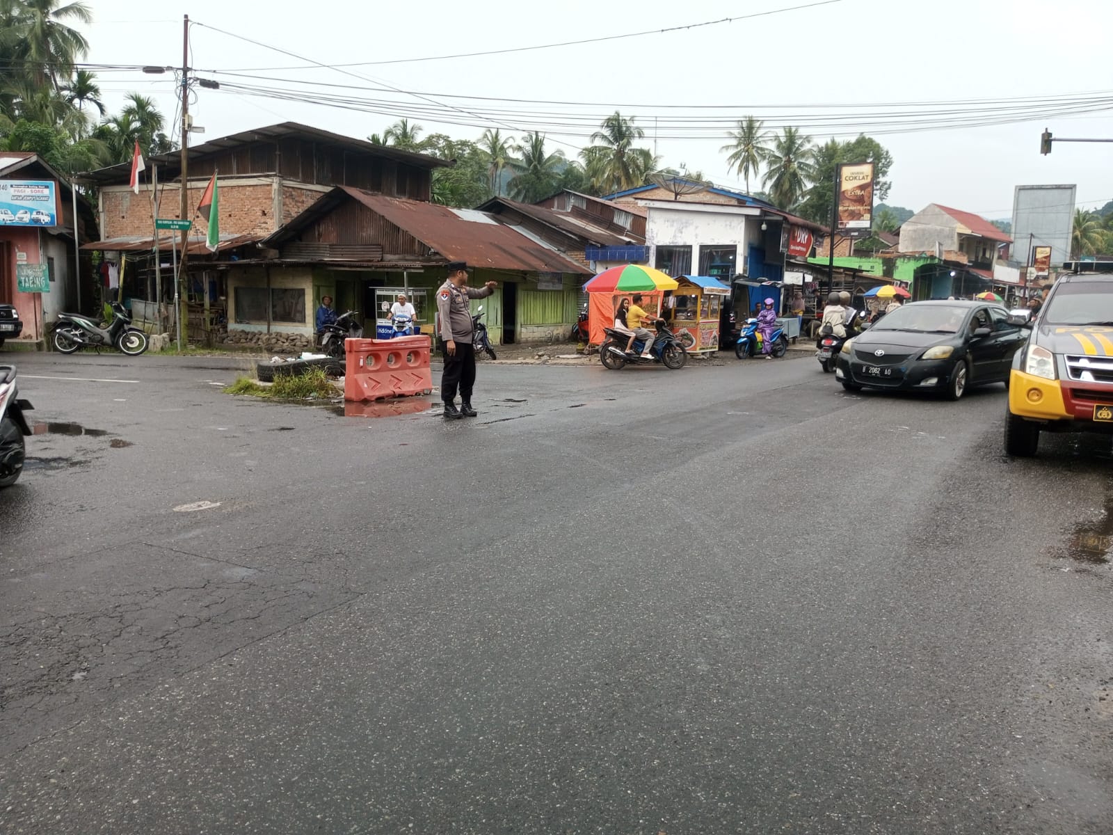  Personil Polsek Bonjol pengamanan pasar pabukoan Simpang Tiga Kumpulan