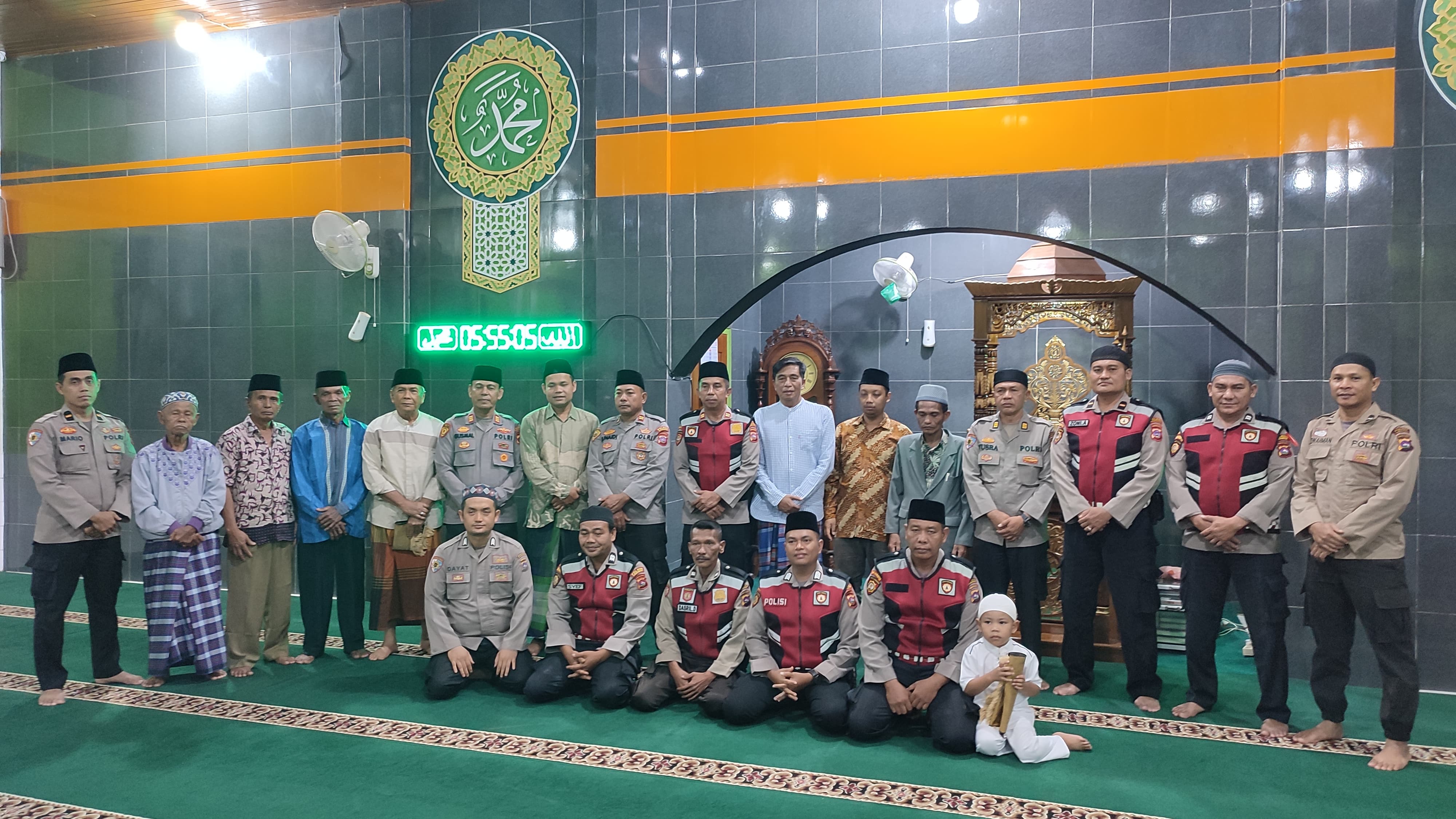 Personel Polres Pasaman Gerakan Sholat Subuh Berjama'ah (GSSB) dengan warga masyarakat sekitar Masjid Raya Pauah