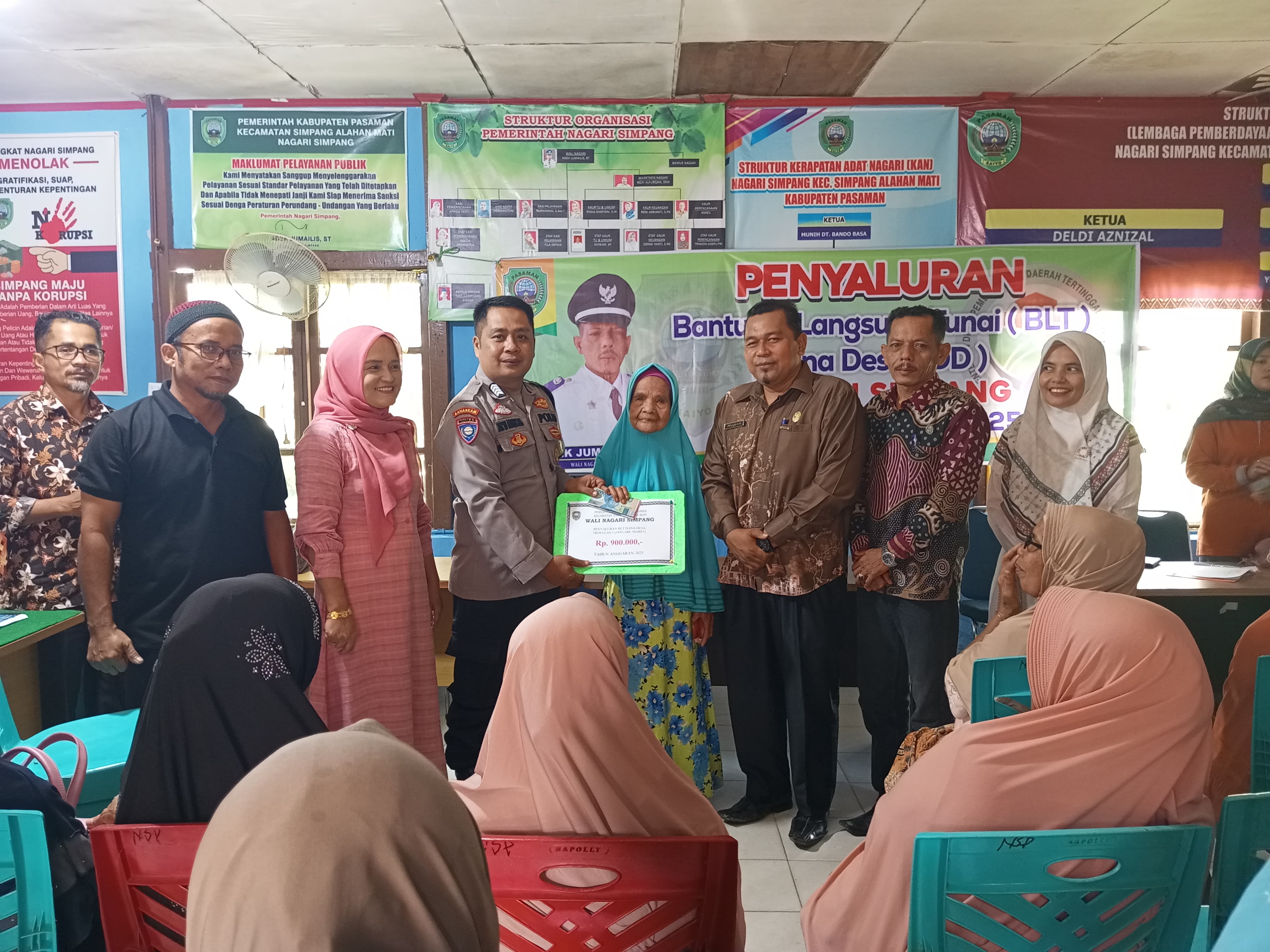 Bhabinkamtibmas Nagari Simpang Menghadiri undangan pembagian BLT dana desa di Nagari Simpang