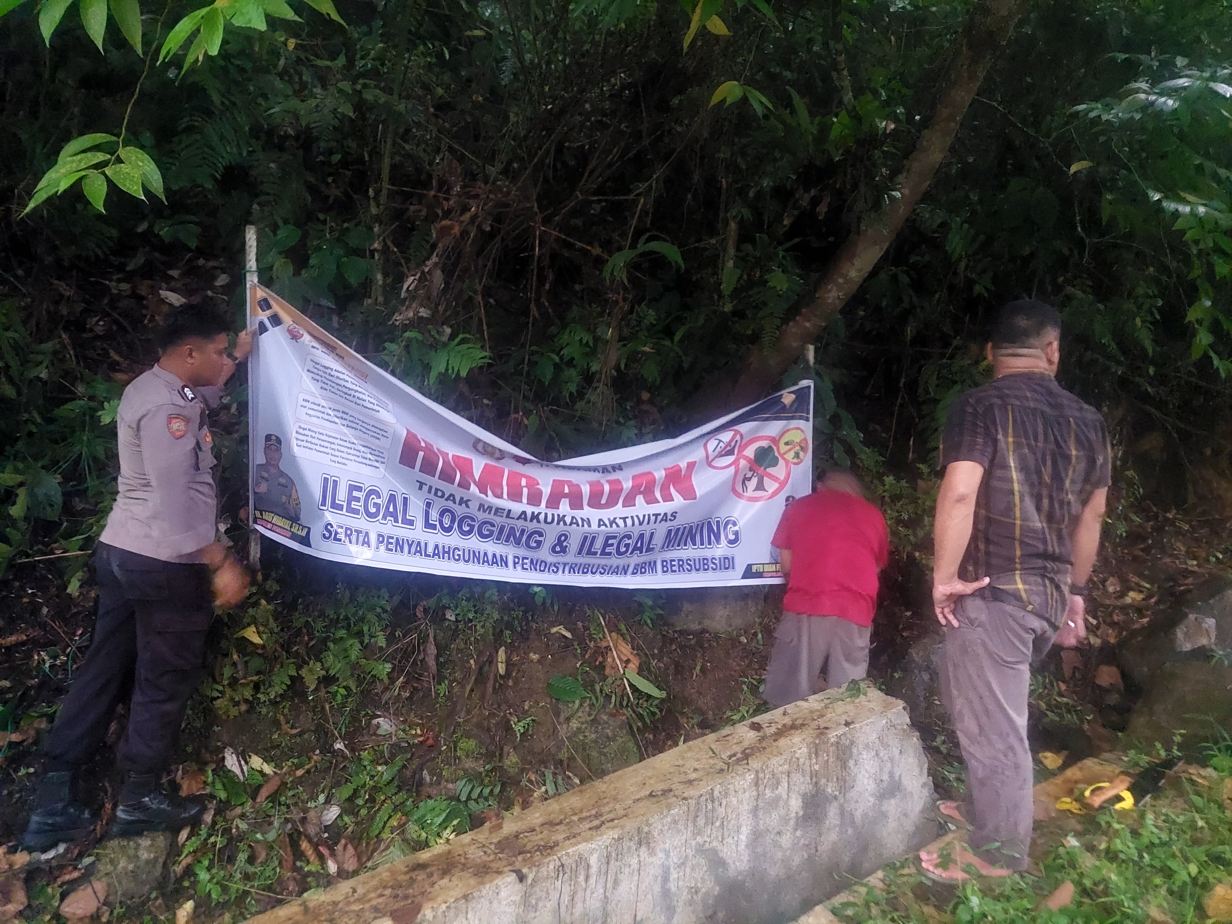 POLSEK TIGO NAGARI PASANG SPANDUK HIMBAUAN TIDAK MELAKUKAN AKTIVITAS ILEGAL LOGGING, ILEGAL MINING, SERTA PENYALAHGUNAAN PENDISTRIBUSIAN BBM BERSUBSIDI