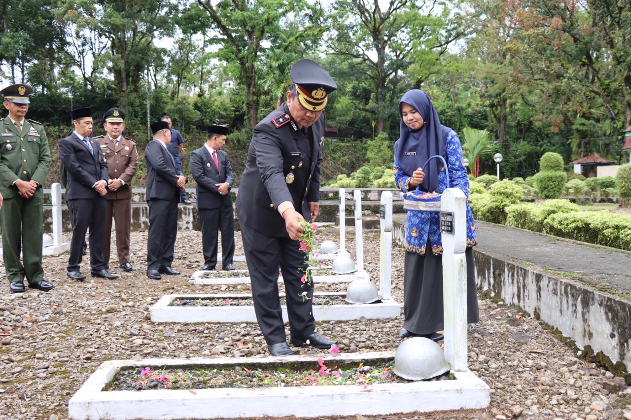 Polres Pasaman Ikuti Upacara Ziarah Peringatan Hari Pahlawan Yang Ke 80 Di TMP Suhada Bhakti